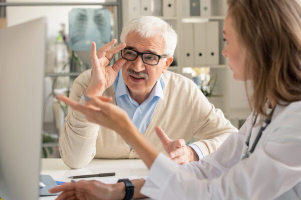 Mesothelioma patient and doctor discussing treatment information from a theoretical mesothelioma registry