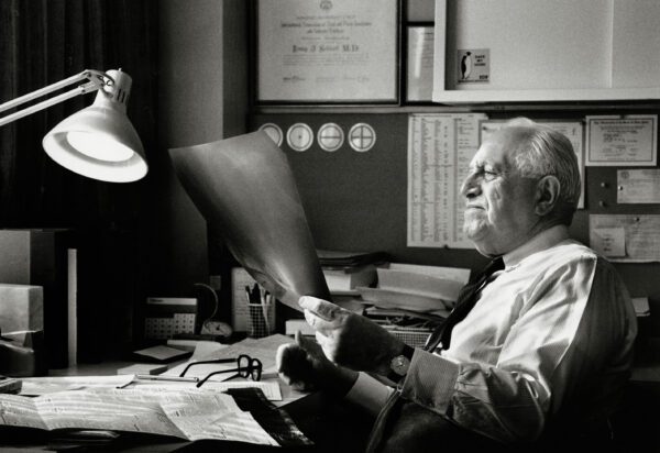 Irving Selikoff reviews X-ray at Mt. Sinai Office, NYC 1990